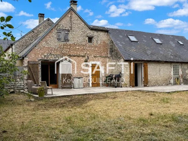 Maison ancienne de 104m2 avec piscine et charme.