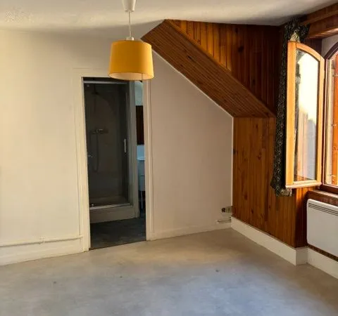 T1 DE 28M2 VICHY parking prive