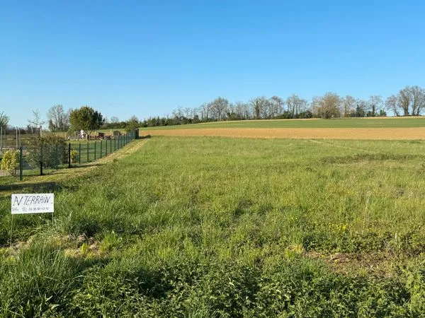 Terrain constructible de 1845 m2 à bâtir