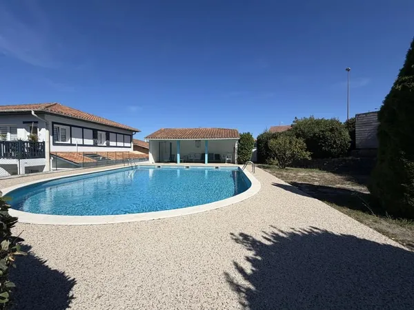 Appartement T3 bis traversant en rez-de-jardin avec piscine