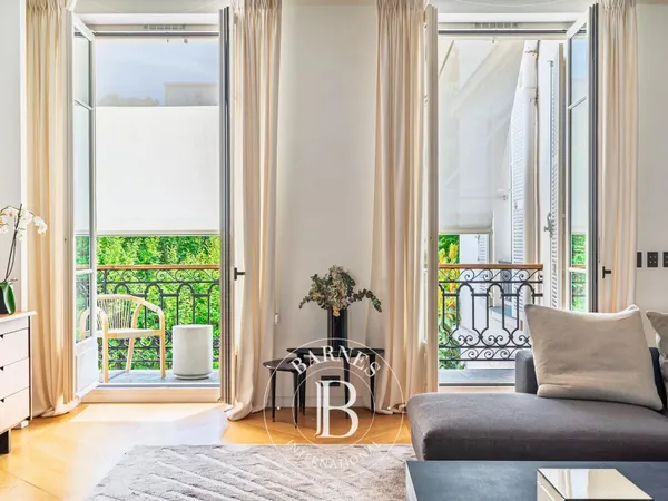Exclusivité - Paris 8 Faubourg Saint-Honoré / Elysée - Appartement d'exception rénové avec balcon su