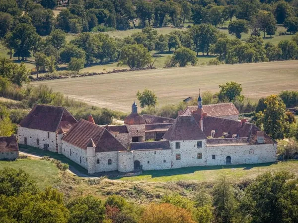Une ferme-château des 14e et 17e, inscrite MH, sur 28 ha