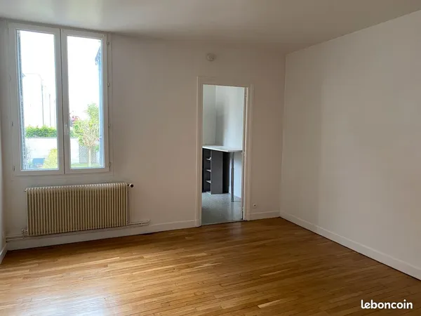 Studio avec coin kitchenette séparée