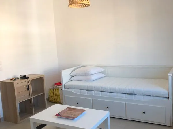Particulier loue grand studio meublé