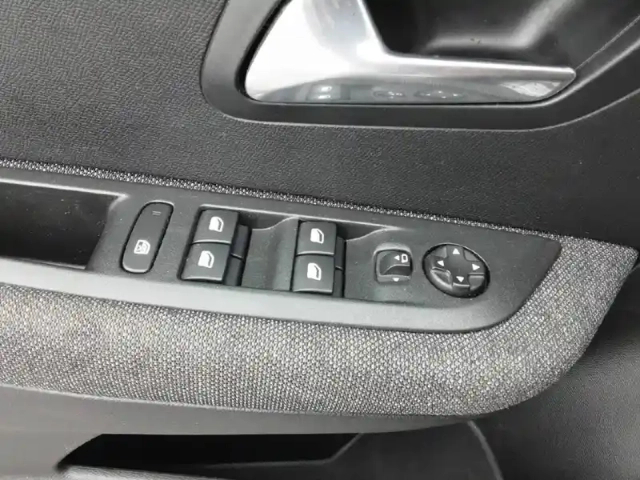 Peugeot 208 puretech 100 s&amp;s eat8 — photo 15