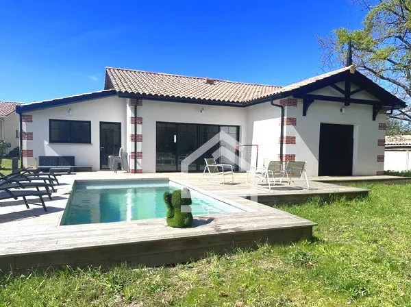 Maison récente et contemporaine, 4 chambres, piscine.