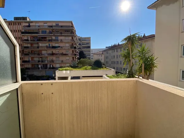 Studio vide 23m2 2ème étage balcon