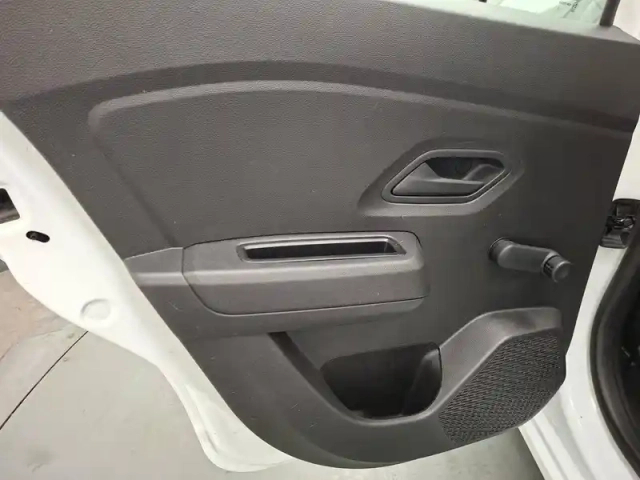 Dacia Sandero sce 65 — photo 23