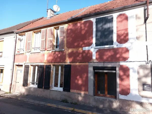Maison avec cour et batiment
