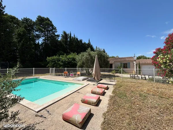 Camaret-Sur-Aigues: Maison de plain-pied, 4 chambres, garage, piscine