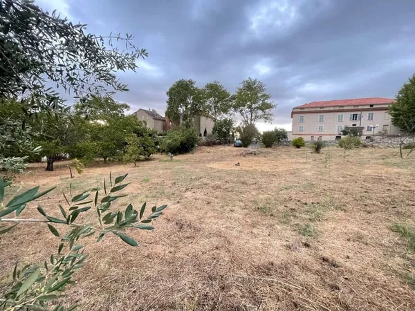 Terrain 802 m²