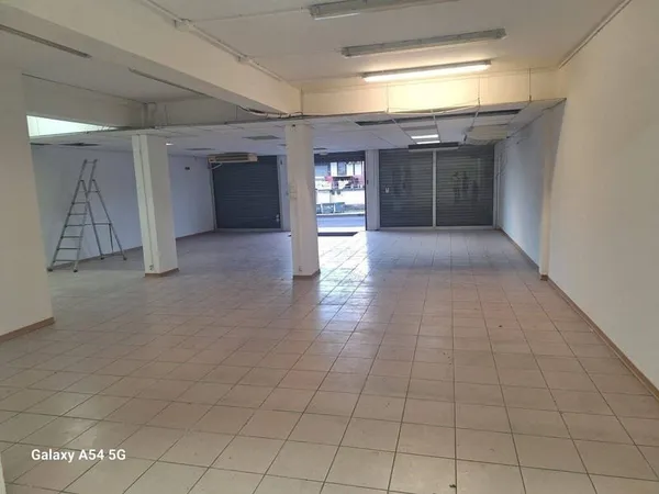 Local commercial 300 m²