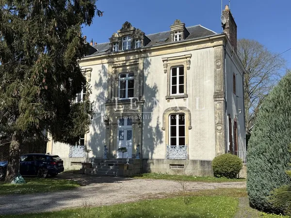 Vends maison de maître - 300 m² - 11 pièces, 7 chambres - Mayenne 53100