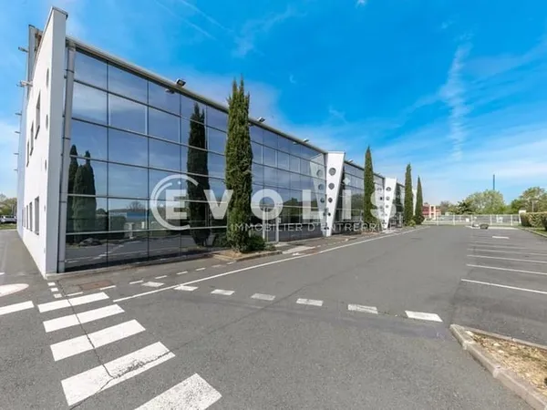 Locaux d'activité - A VENDRE - 3 046 m² non divisibles