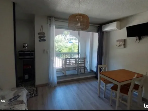 LOCATION À L'ANNÉE — Studio meublé avec balcon et parking — La Grande-Motte