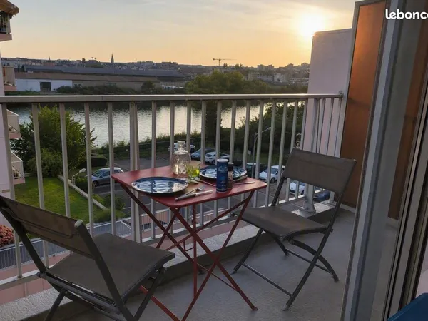 Studio avec balcon vue Seine - 23 m2 - ile Lacroix - eau chaude et chauffage compris