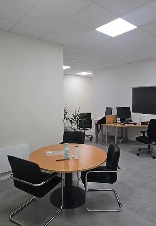 Bureaux/locaux 140 m2 - RDC - 2 places de parking privé