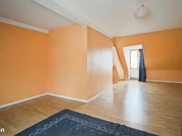 T1 bis 30,9 m² sous toit + comble + parking, centre historique