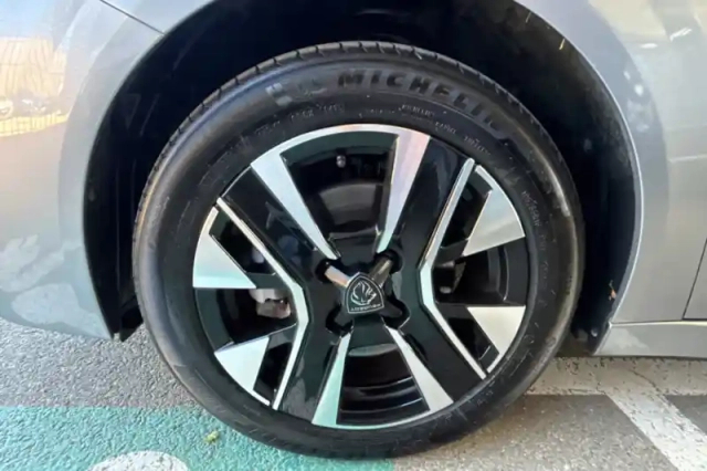 Peugeot 208 hybrid 100 e-dcs6 — photo 27