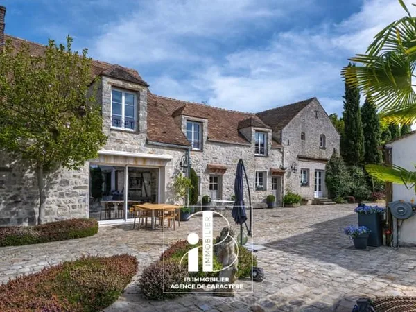 AU SUD DE FONTAINEBLEAU, UNE PROPRIETE DE 300 M² ENVIRON SUR UN JARDIN CLOS DE 1395 M²