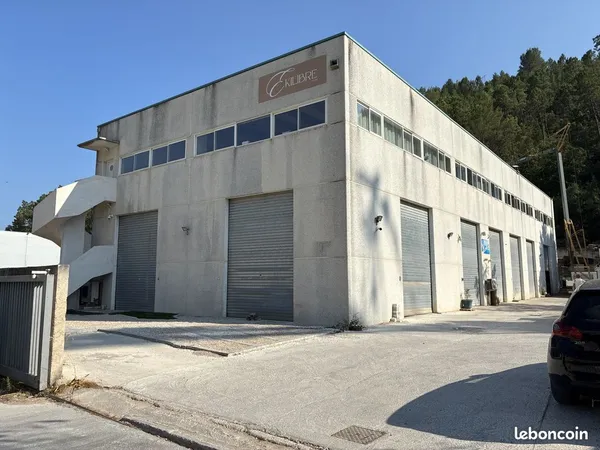 Local 141 m² Peymeinade