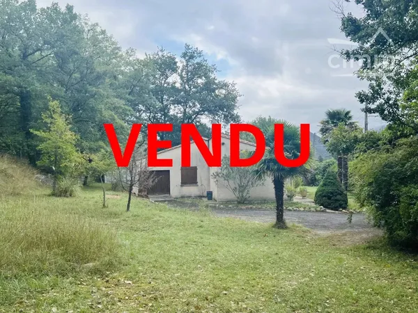 Propriété avec un magnifique terrain arboré et ruisseau proche de toutes commodités