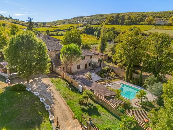 Bâtisse en pierres dorées rénovée avec piscine au milieu des vignes