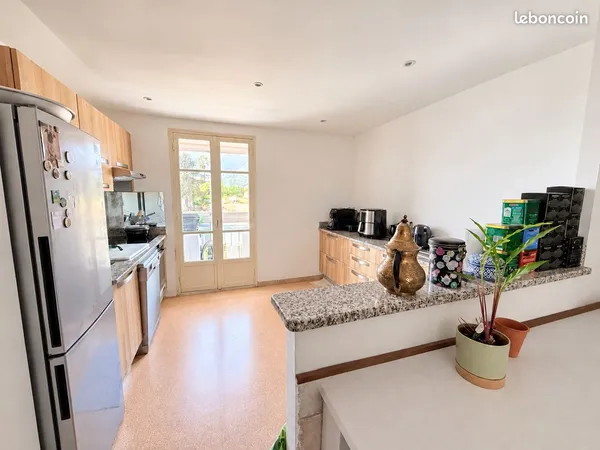 Appartement T3 rénové, avec balcon et parking sécurisé