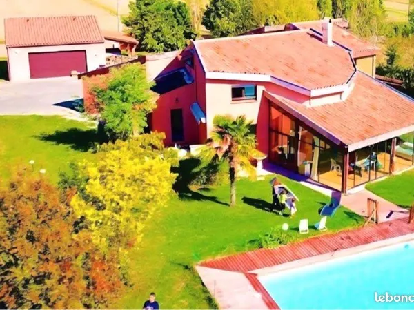 Maison 250m². Jardin 2700l². Véranda. Garage 50m². Piscine. Vue Pyrénées ²