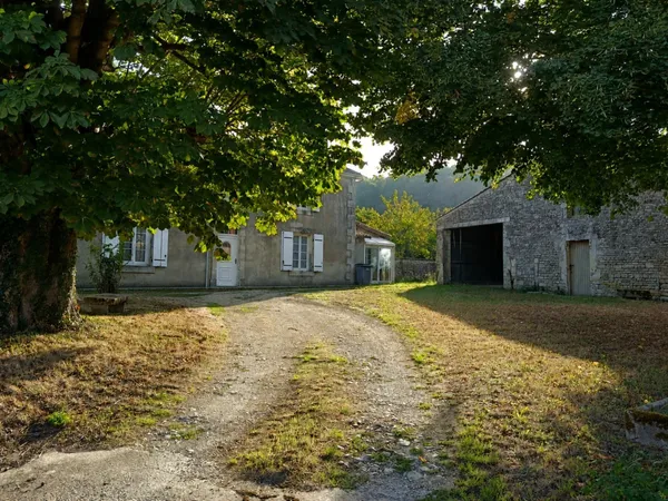 Maison Poitevine 9 pièces à 3 minutes de Saint Maixent L'école