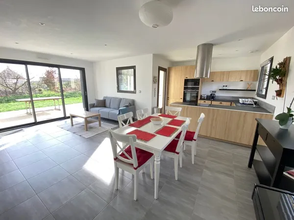 Maison T5 de 2019 tout équipée 100m2. Très lumineuse. Proche commodités. Jardin entièrement clôturé