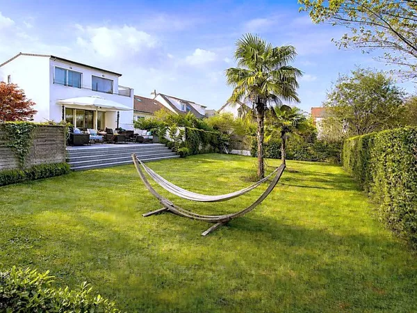 Maison contemporaine 8 pièces 4 chambres Jardin Sous-sol Fort potentiel