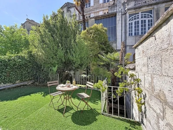 Maison typique du plateau d'angoulême avec jardin et garage