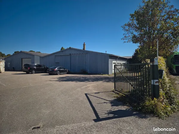 Entrepôt / Local professionnel côté droit 700 m² + bureaux - Terrain 1600 m²