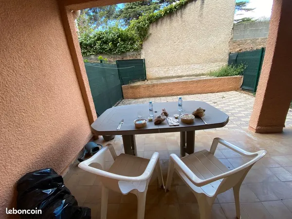 T2 26 m2 + 40 m2 terrasse, accès direct sur la plage des Sablettes