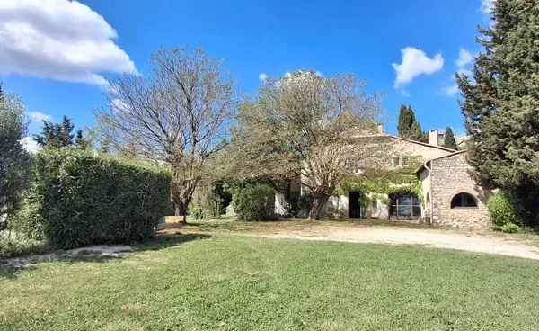 EXCLUSIVITÉ - Ancien Mas en 'L' à vendre sur les hauteurs de La Garde Adhémar, piscine
