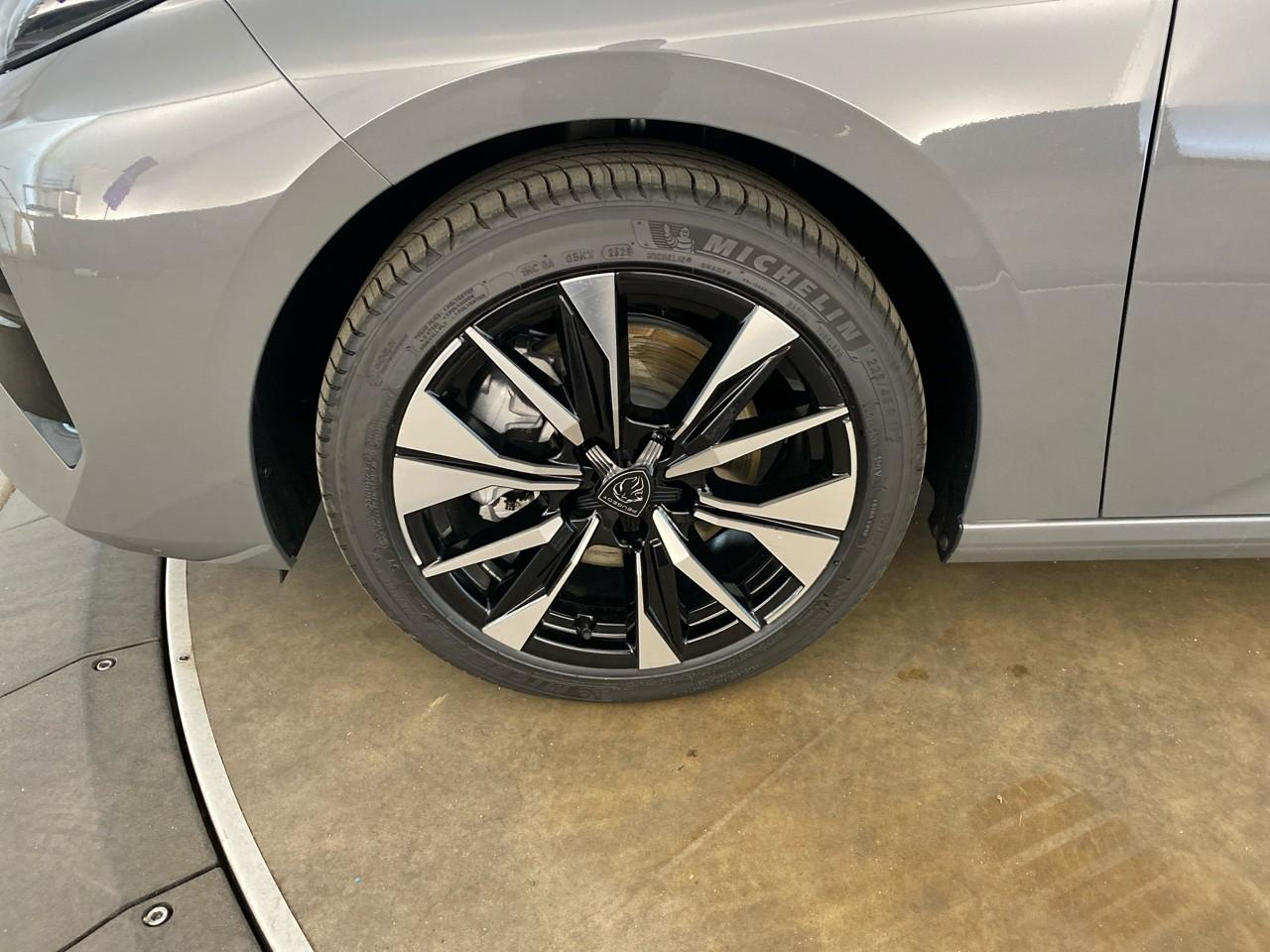 Peugeot 308 hybrid 145 e-dcs6 allure — photo 11