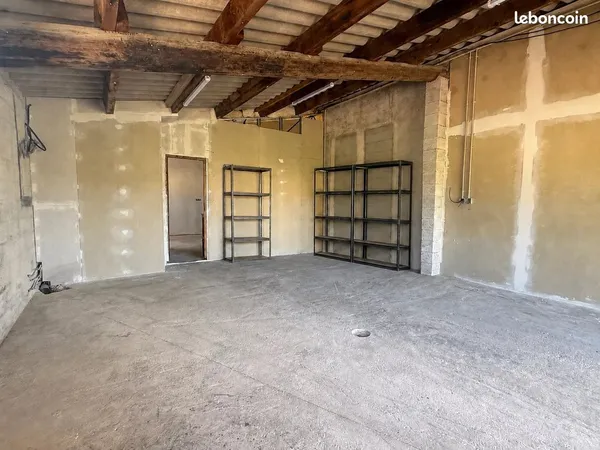Atelier 72 m² Sainte-Anastasie-sur-Issole