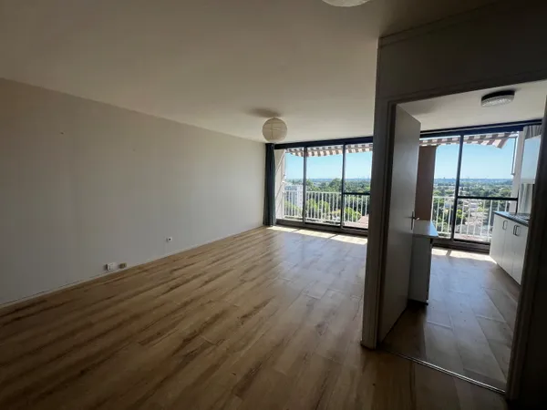 Bel appartement T2 de 58m² avec balcon, vue dégagée, parking et cellier - BRUGES