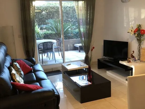 BEL APPARTEMENT 2PIECES TOUT GRAND CONFORT MEUBLE BORD DE