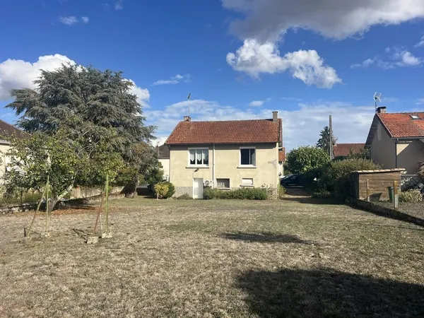 Maison avec sous-sol complet et jardin clos à proximité du centre de Lussac-les-Châteaux