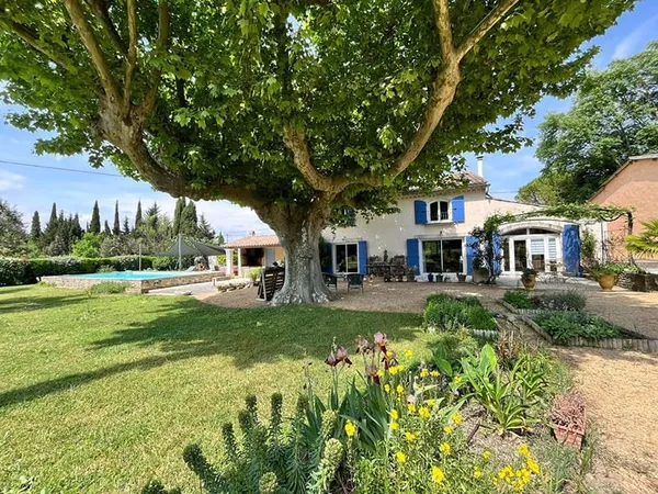 Propriété de caractère en zone agricole ? 2 hectares, truffière, dépendances ? Suze-la-Rousse