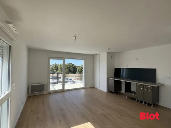 A LOUER PAR BLOT - APPARTEMENT T3 DOMLOUP - BALCON - 2 PARKINGS