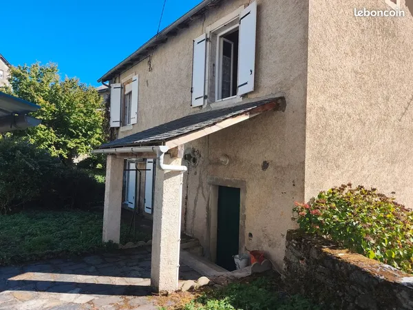 Maison de hameau avec terrain et dépendances