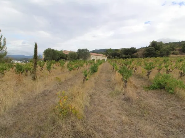 3 km de Limoux - Propriété avec appartement, dépendances et