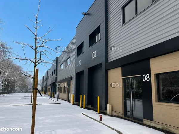 Local bureaux 952 m²