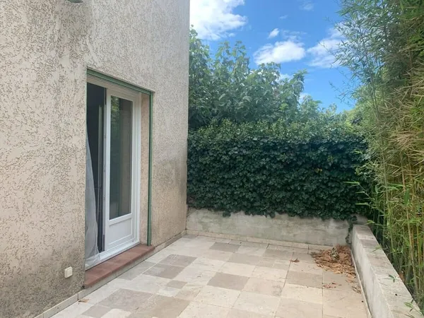 PUGET-VILLE, proche commodités, maison de village de type T4 sur