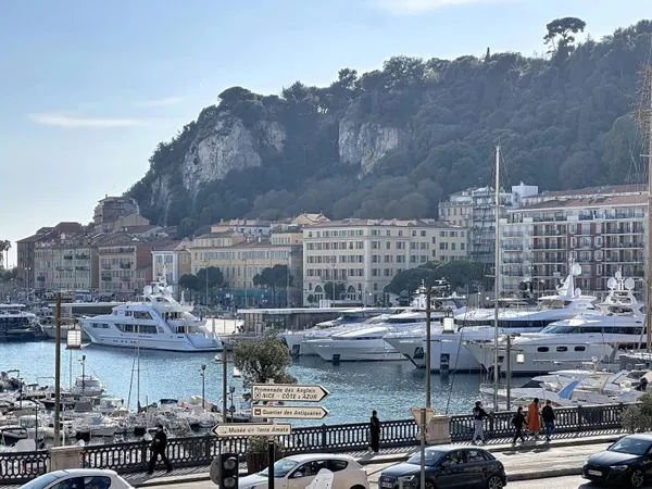 Appartement 3 pièces rénové avec balcon et vue sur le Port