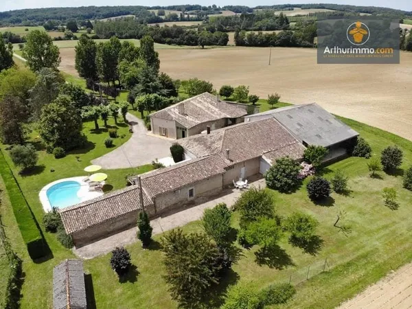 Maison principale + maison indépendante + dépendances