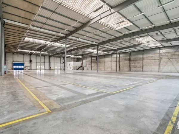 Entrepôt 7865 m²